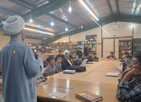 تصاویر/ بازدید جمعی از دانش‌آموزان مدرسه علمیه امام صادق(ع) پردیسان از مدرسه علمیه حضرت ولیعصر(عج)