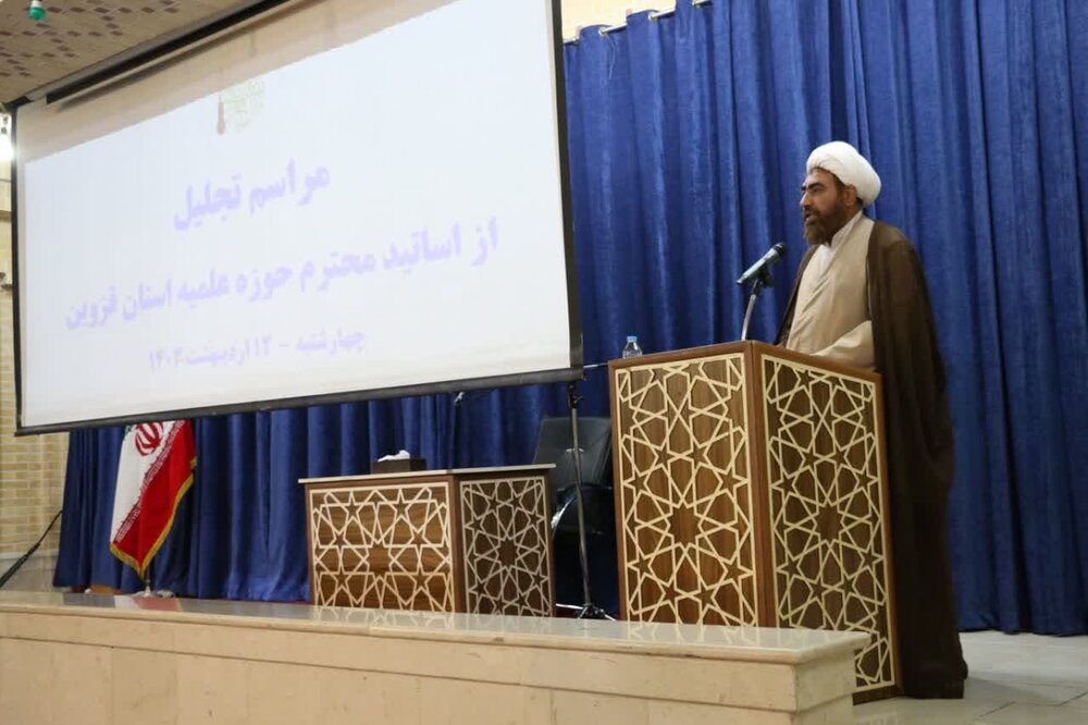 تجلیل از اساتید حوزه علمیه استان قزوین+ عکس