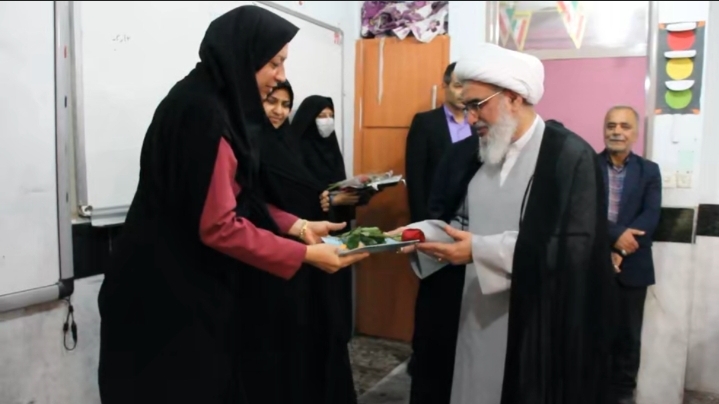 فیلم| حضور سرزده امام جمعه بوشهر بین دانش آموزان و اهدای گل به معلمان