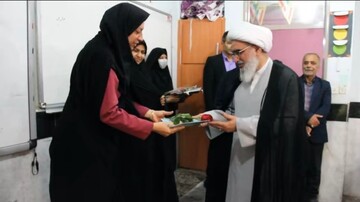 فیلم| حضور سرزده امام جمعه بوشهر بین دانش آموزان و اهدای گل به معلمان