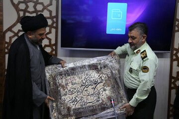 تصاویر/ حضور مدیر حوزه علمیه خوزستان و هیئت همراه در ستاد فرماندهی نیروی انتظامی خوزستان به منظور تقدیر از اجرای طرح نور