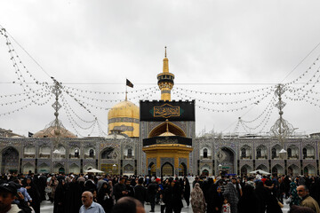 حرم امام رضا (ع) در آستانه شهادت امام صادق (ع) سیاهپوش شد