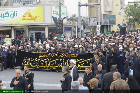 الصور/ المرجع الديني آية الله وحيد الخراساني يشارك المؤمنين في موكب عزاء بمناسبة ذكرى شهادة الإمام الصادق عليه السلام بقم المقدسة