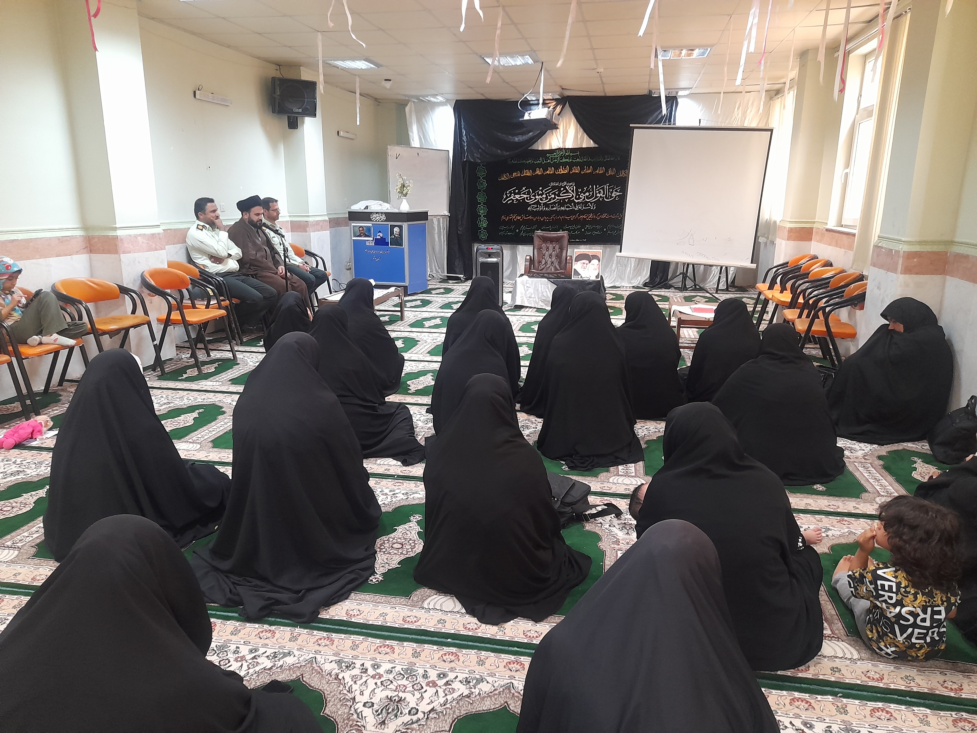 نشست هم‌فکری نیروی انتظامی در اجرای طرح نور با طلاب خواهر