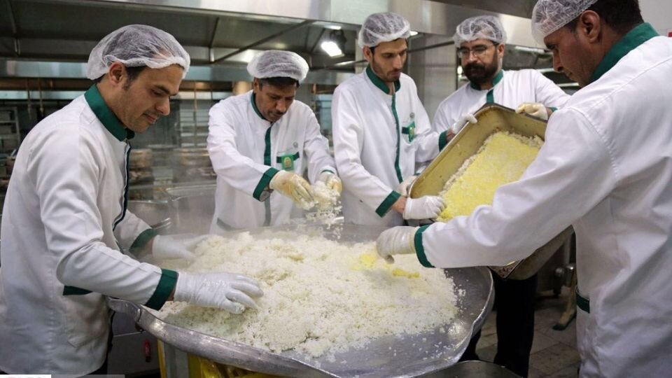۲۰۰۰ نفر کارگر بوشهری از سفره کرامت رضوی بهره‌مند شدند