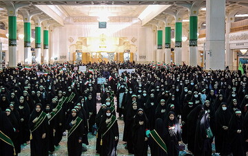 اجتماع بزرگ دختران دانشجو در حرم بانوی کرامت