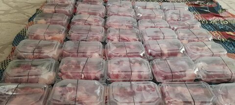 تصاویر/اهدای سیسمونی و توزیع ۷۵ بسته گوشت قربانی بین خانواده های نیازمند توسط گروه جهادی مدرسه علمیه فاطمة الزهرا(س) ساوه