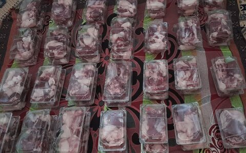 تصاویر/اهدای سیسمونی و توزیع ۷۵ بسته گوشت قربانی بین خانواده های نیازمند توسط گروه جهادی مدرسه علمیه فاطمة الزهرا(س) ساوه