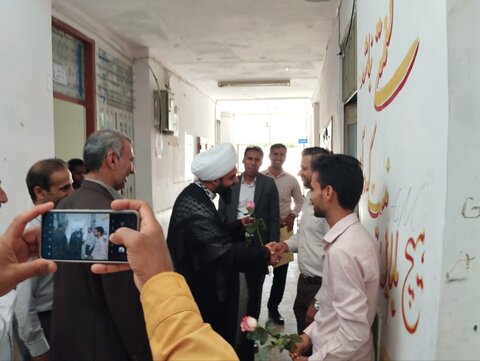 تصاویر| حضور سرزده امام جمعه سیریک بین دانش آموزان و اهدای گل به معلمان