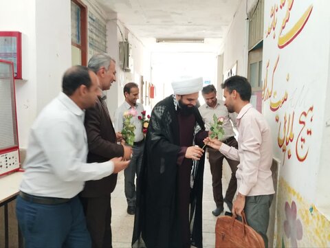 تصاویر| حضور سرزده امام جمعه سیریک بین دانش آموزان و اهدای گل به معلمان