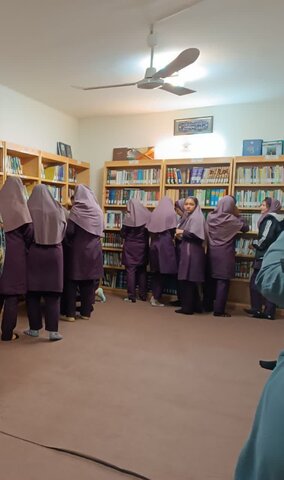 تصاویر/بازدید دانش آموزان مدرسه خادم زاده از مدرسه علمیه الهیه ساوه