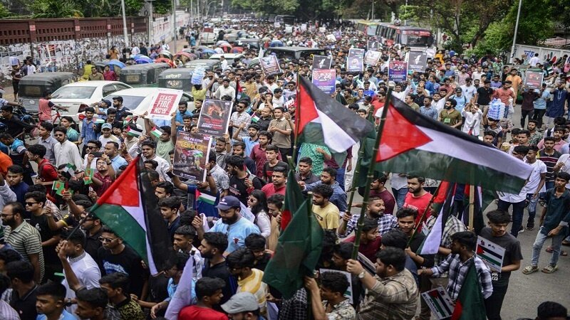 ফিলিস্তিনপন্থী আমেরিকান ছাত্র আন্দোলনের ধারাবাহিকতায় বাংলাদেশি শিক্ষার্থীরা বিক্ষোভ প্রদর্শন করছে ফিলিস্তিনপন্থী আমেরিকান ছাত্র আন্দোলনের ধারাবাহিকতায় বাংলাদেশি শিক্ষার্থীরা বিক্ষোভ প্রদর্শন করছে।