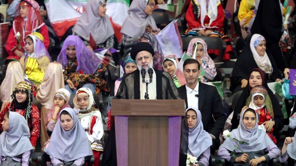 جمهوری اسلامی دختران و زنان را محور خانواده و دارای نقش موثر اجتماعی می‌داند