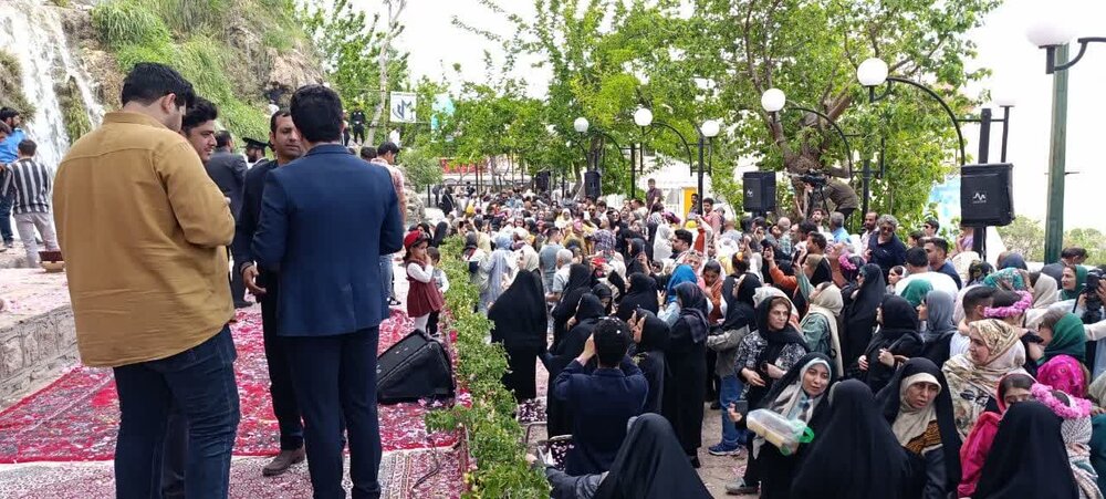 «بیست و یکمین شکرانه گل محمدی» در شهر نیاسر آغاز شد+عکس
