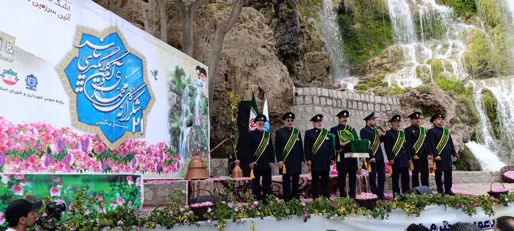 «بیست و یکمین شکرانه گل محمدی» در شهر نیاسر آغاز شد+عکس