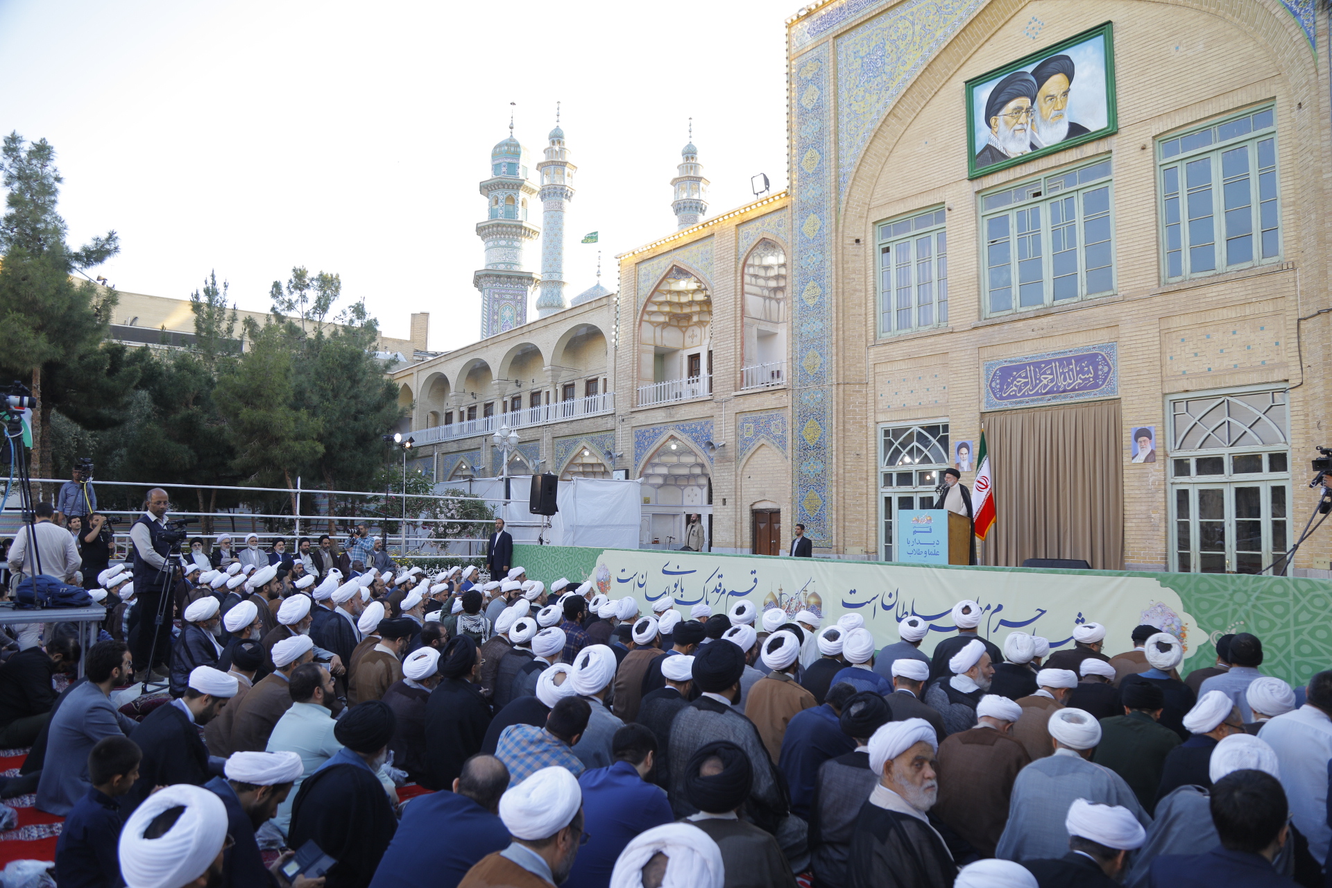 حوزه علمیه قم پرچم کارآمدی دین در زندگی اجتماعی انسان معاصر را برافراشت