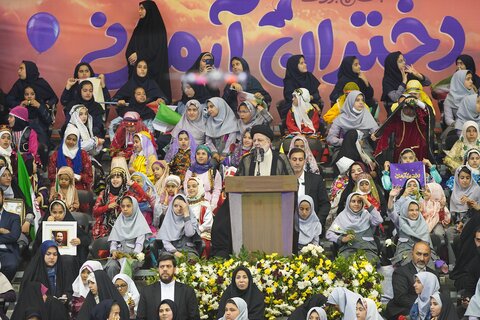 La République islamique considère les filles comme le centre de la famille, ayant un rôle social efficace.