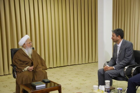 دیدار رئیس بانک قرض الحسنه مهر ایران با آیت الله العظمی جوادی آملی