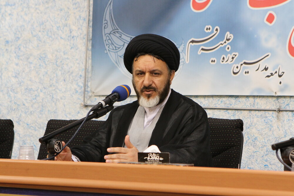تصویر رهبر انقلاب در کنار کاخ سفید نشان‌دهنده قدرت و عزت ایران اسلامی است