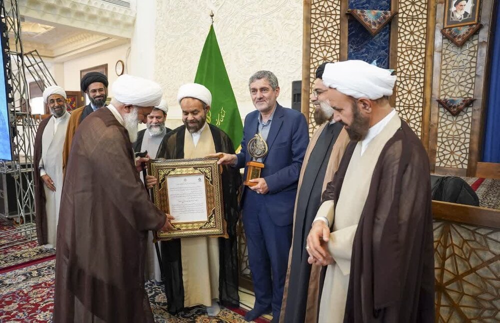 اعطای نخستین «جـایزه علوم انسانیِ اسلامی مُحـــیالدّیـــن» به استاد رشاد