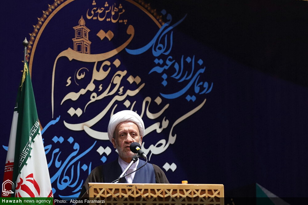 پیش همایشی حدیثی یکصدمین سال بازتأسیس حوزه علمیه قم برگزار شد 2 پیش همایشی برای یکصدمین سال بازتأسیس حوزه علمیه قم / رونمایی از کتاب «الکافی» با ترجمه فارسی