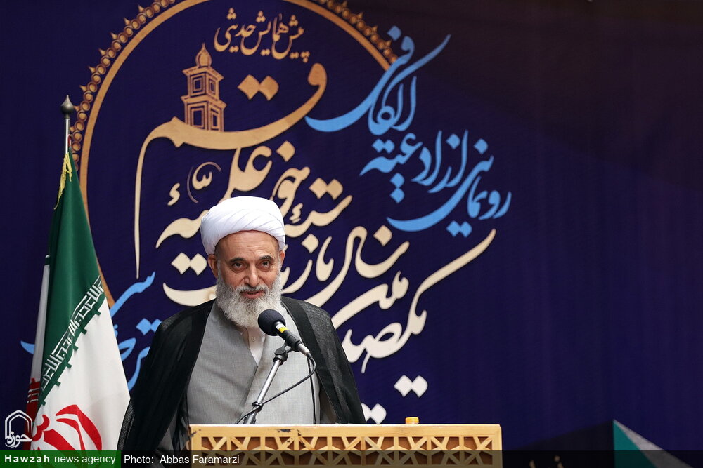 پیش همایشی حدیثی یکصدمین سال بازتأسیس حوزه علمیه قم برگزار شد 1 پیش همایشی برای یکصدمین سال بازتأسیس حوزه علمیه قم / رونمایی از کتاب «الکافی» با ترجمه فارسی