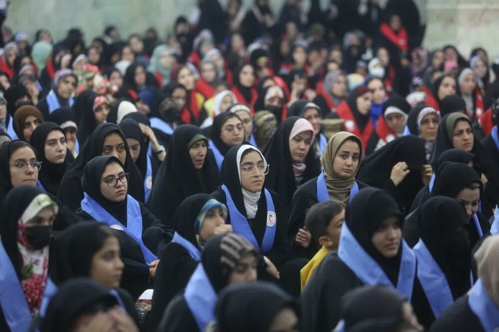 گردهمایی دختران هلال احمر در حرم حضرت معصومه (س) برگزار شد
