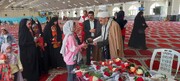 تصاویر / اهدا گل به دختران شرکت کننده در نماز جمعه نهاوند