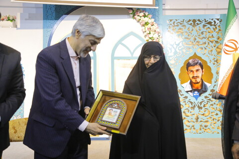 تصاویر / حضور وزیر ورزش و جوانان در خانه موزه شهیدان زین الدین