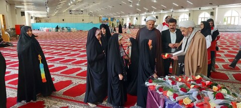 تصاویر / اهدا گل به دختران شرکت کننده در نماز جمعه نهاوند