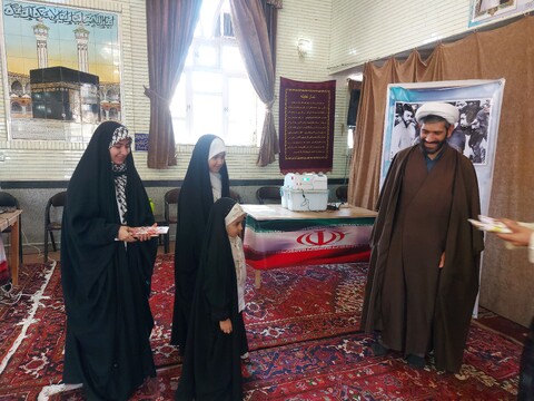تصاویر/ تجلیل از دختران با حجاب در دور دوم انتخابات مجلس شورای اسلامی تبربز