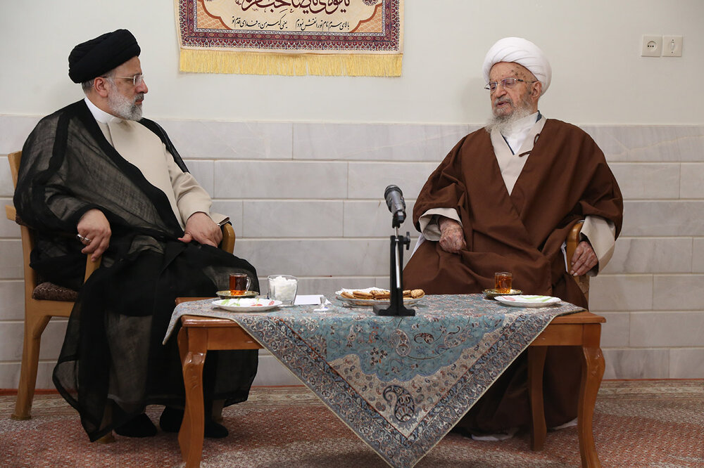 رئیس جمهور با آیت الله العظمی مکارم شیرازی دیدار کرد / تاکید مرجعیت بر جلوگیری از گرانی افسارگسیخته + عکس