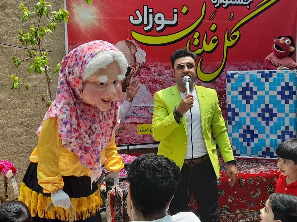 دومین آیین سنتی معنوی گل غلتان در مرق کاشان برگزار شد