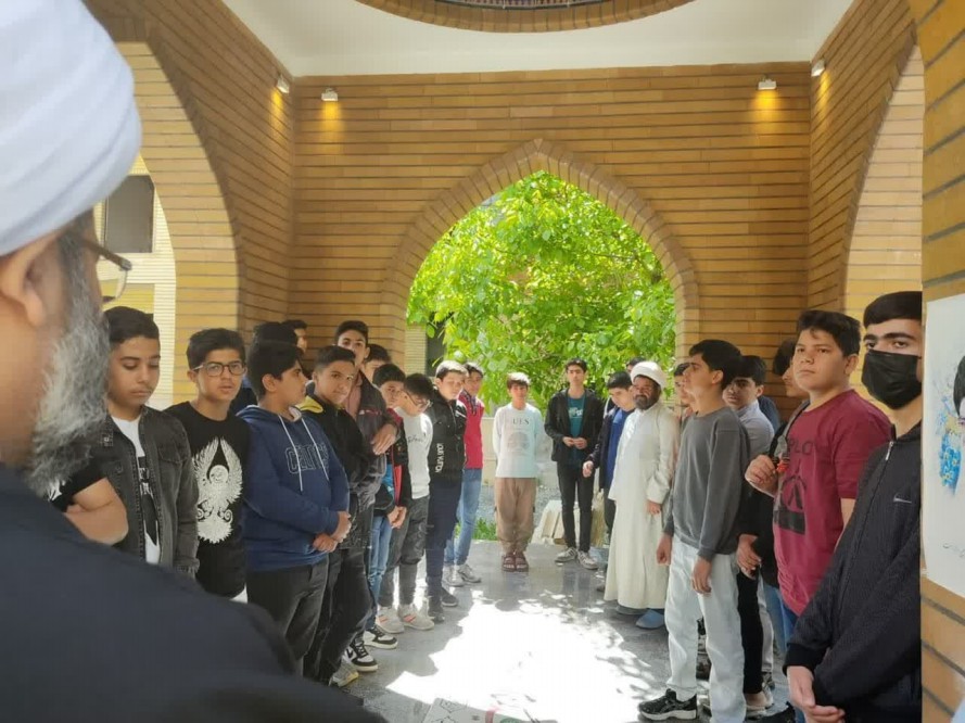 تصاویر/ حضور دانش آموزان مدرسه نمونه احرار در مدرسه علمیه امام صادق (ع) قروه