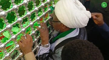 تصاویر/ شیخ ابراهیم زکزاکی در حال زیارت حرم مطهر امام حسین و حضرت ابوالفضل (علیهما السلام)