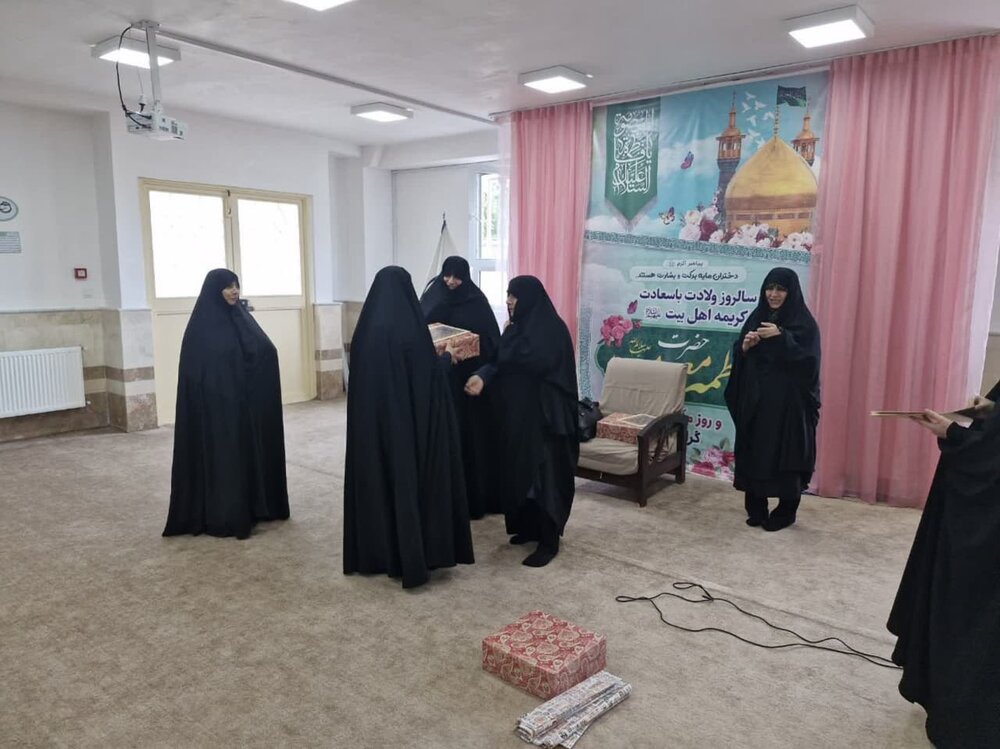 اساتید، پرچمداران دانش و حفظ هویت ملی در جامعه هستند