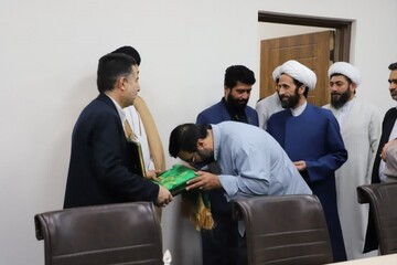 تصاویر/ حضور خادمان و بیرق مطهر حرم حضرت معصومه (س) در حوزه علمیه کردستان