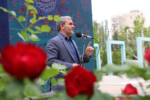 جشن روز دختر متفاوت دانش‌آموزان تبریزی مزین به پرچم حرم امام رضا (ع) در همایش نسیم کرامت