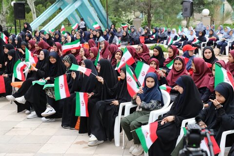 جشن روز دختر متفاوت دانش‌آموزان تبریزی مزین به پرچم حرم امام رضا (ع) در همایش نسیم کرامت