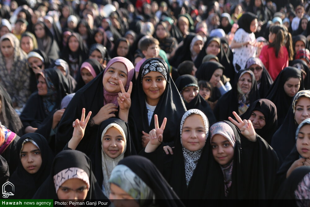 تصاویر / جشن روز دختر در حرم حضرت زینب(س) در اصفهان
