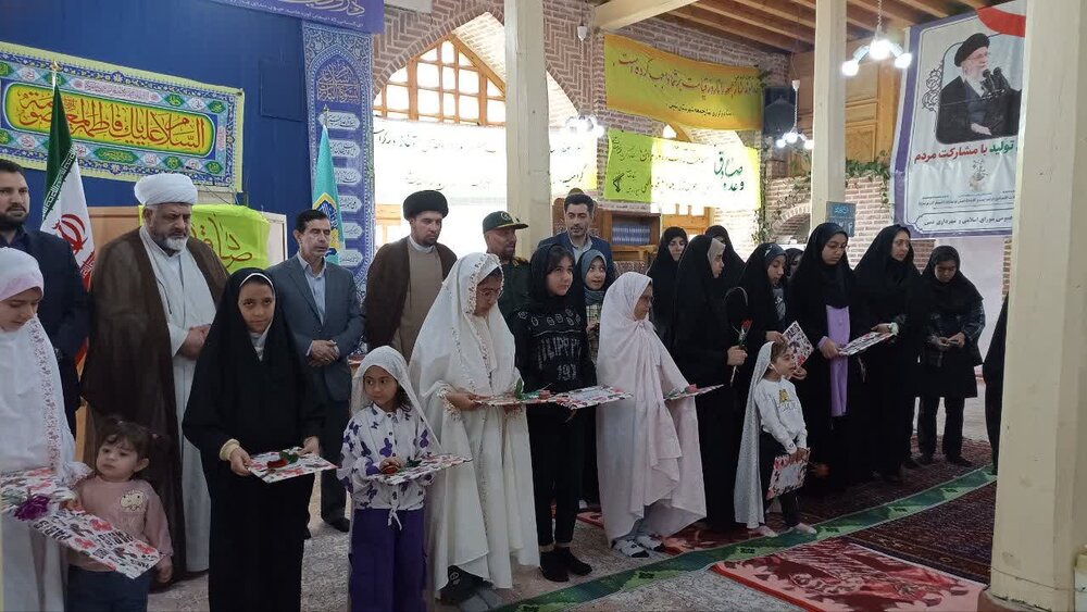 تجلیل از دختران نمینی شرکت کننده در نماز