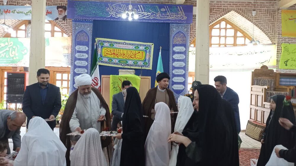 تجلیل از دختران نمینی شرکت کننده در نماز