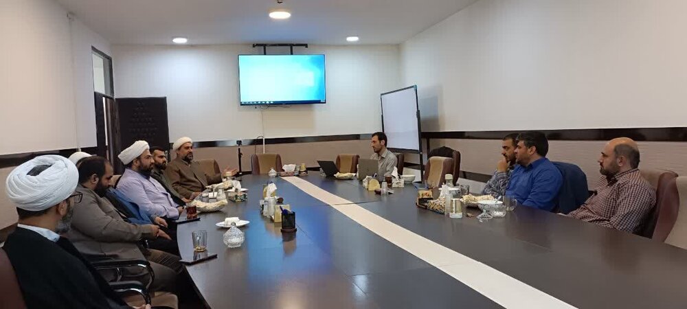 نشست مدیران گروه های جهادی استان قم با قرارگاه کربلا در کرمانشاه