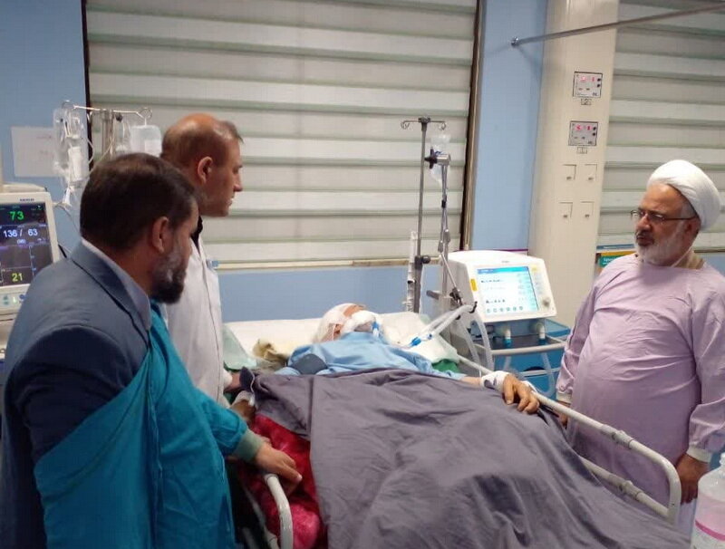 عیادت نماینده آیت الله اعرافی از دو عالم بستری در بیمارستان + عکس
