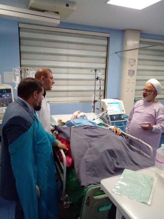 عیادت نماینده آیت الله اعرافی از دو عالم بستری در بیمارستان + عکس