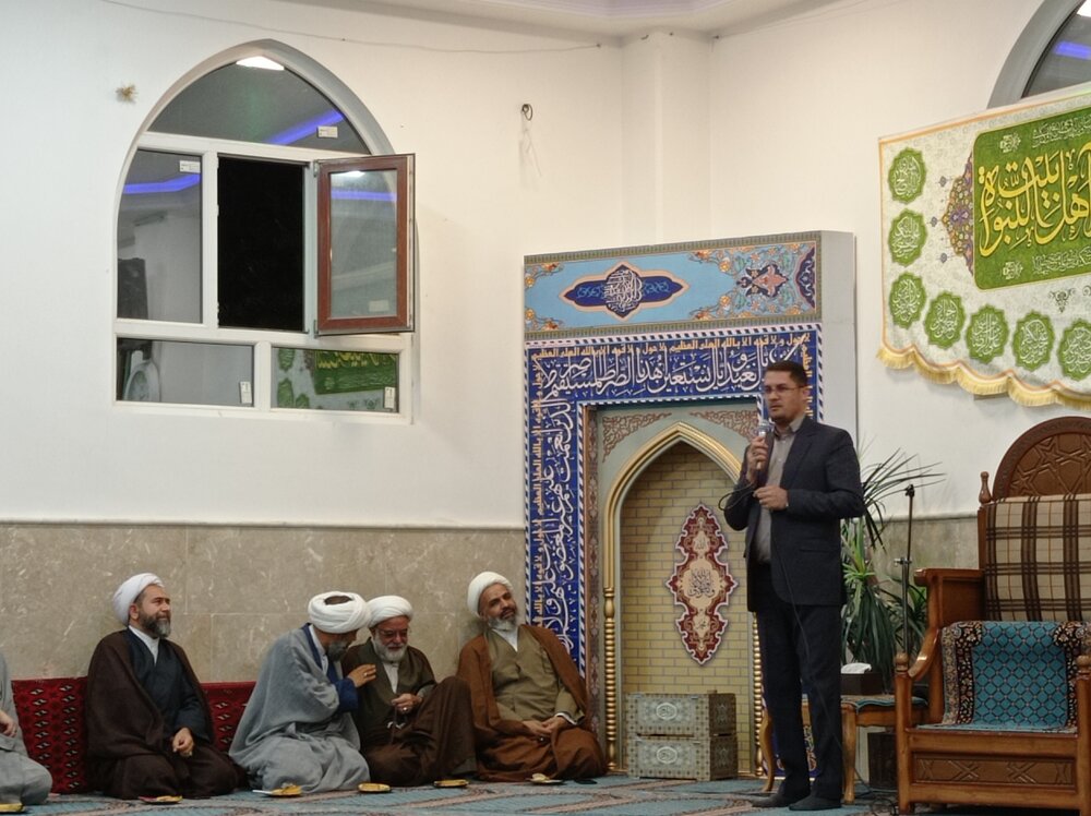 بعضی از مساجد بدون روحانی است / مردم از ما توقع دارند