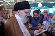 फ़ोटो / तेहरान में 35वां अंतर्राष्ट्रीय किताब मेला सुप्रीम लीडर ने किया दौरा