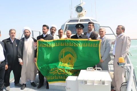 تصاویر/ اهتزاز پرچم متبرک حرم مطهر رضوی بر آب های نیلگون خلیج فارس