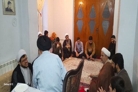 تصاویر/ جلسه هفتگی روحانیون در منزل تولیت مدرسه علمیه حضرت ولی عصر(عج) کنگاور