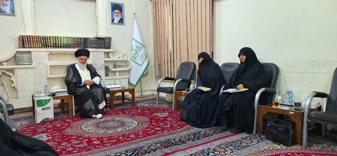 دیدار مسئولان همایش کتاب سال بانوان با آیت الله حسینی بوشهری